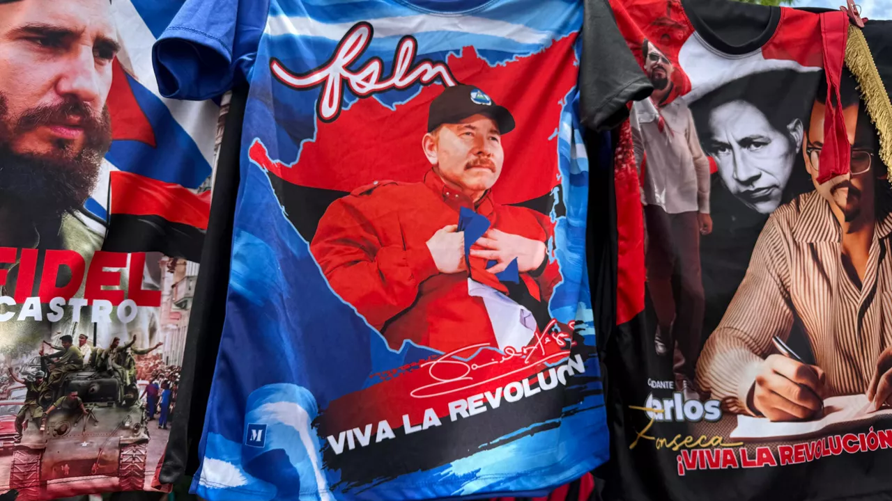 Fotografía que muestra una camiseta con la imagen estampada del presidente de Nicaragua, Daniel Ortega, durante la celebración del 47 aniversario de la revolución.