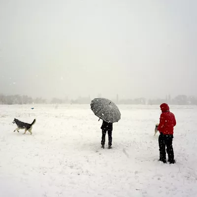 VITORIA, 06/01/2026.- Vitoria ha amanecido cubierta de nieve tras una noche gélida en Euskadi con temperaturas generalizadas por debajo de los ceros grados y con nevadas que han obligado a cerrar dos puertos de la red secundaria y a usar cadenas en varios puntos de la principal. EFE/L. Rico

