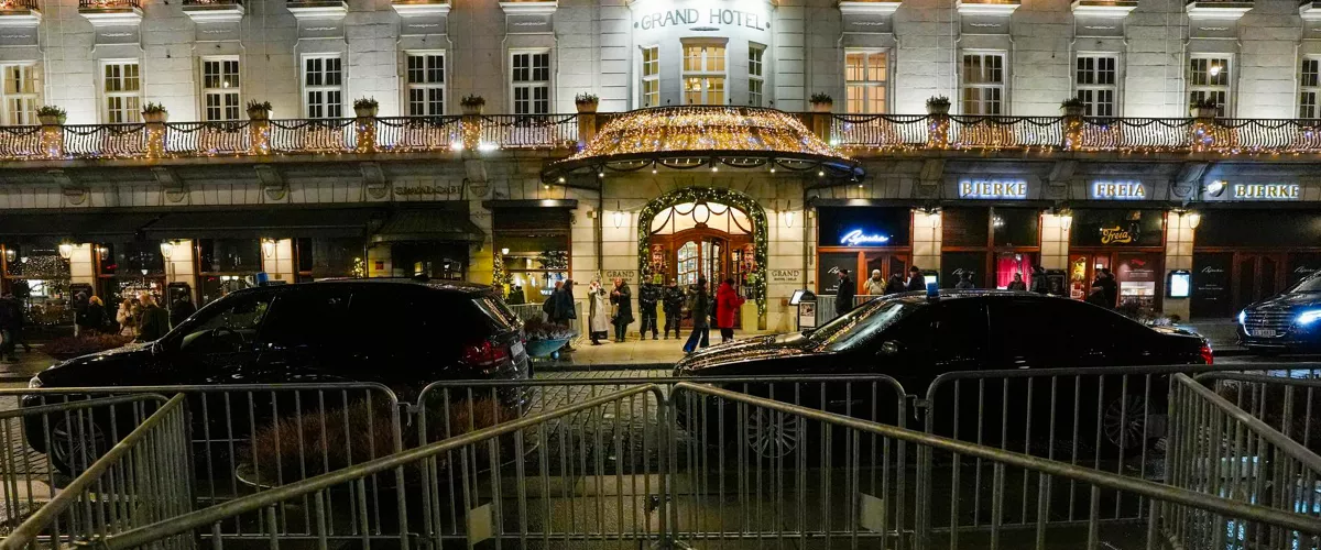 Oslo (Norway), 08/12/2025.- Security measures in front of the Grand Hotel in Oslo, Norway, 08 December 2025, in connection with the Nobel Peace Prize. Venezuelan opposition leader Maria Corina Machado is expected to arrive in Norway to receive the Nobel Peace Prize, according to a Norwegian official. The Nobel Prize ceremonies for 2025 are scheduled to take place on 10 December 2025, in both Stockholm and Oslo, as the central event of the Nobel Week 2025 running from 06 to 12 December. (Noruega, Estocolmo) EFE/EPA/LISE ASERUD NORWAY OUT

