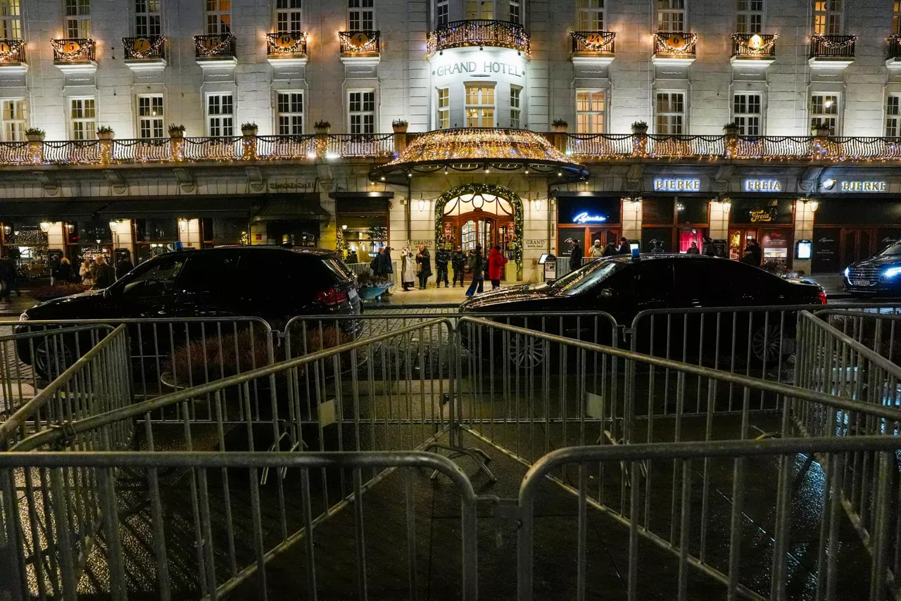 Oslo (Norway), 08/12/2025.- Security measures in front of the Grand Hotel in Oslo, Norway, 08 December 2025, in connection with the Nobel Peace Prize. Venezuelan opposition leader Maria Corina Machado is expected to arrive in Norway to receive the Nobel Peace Prize, according to a Norwegian official. The Nobel Prize ceremonies for 2025 are scheduled to take place on 10 December 2025, in both Stockholm and Oslo, as the central event of the Nobel Week 2025 running from 06 to 12 December. (Noruega, Estocolmo) EFE/EPA/LISE ASERUD NORWAY OUT
