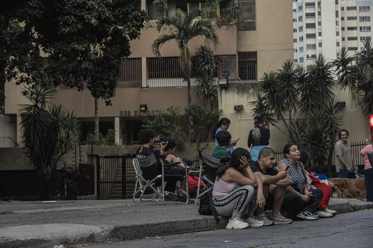 AME5576. CARACAS (VENEZUELA), 29/06/2026.- Personas esperan afuera de un edificio tras un sismo de magnitud 4,6 este lunes, en Caracas (Venezuela). Un sismo de magnitud 4,6 sacudió una zona en el norte de Venezuela, la misma devastada por el doble terremoto del pasado miércoles que ya causó al menos 1.450 muertos y 3.150 heridos, según el Servicio Geológico de Estados Unidos (USGS). EFE/ Henry Chirinos
