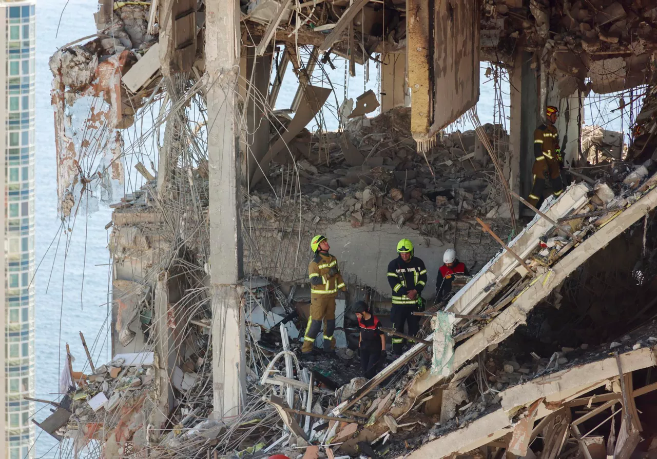 ODESA (Ukraine), 12/09/2026.- Ukrainian rescuers work amid the rubble at the site of a Russian strike on a multi-storey residential building in Odesa, southern Ukraine, 12 September 2026, amid the ongoing Russian invasion. According to the Ukrainian State Emergency Service (SES), the Russian attack in Odesa injured at least 35 people, including an infant, and left two others missing. (Rusia, Ucrania) EFE/EPA/IGOR MASLOV
