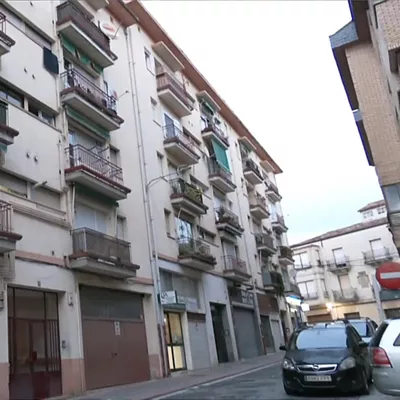 haurra 2. solairutik erori da