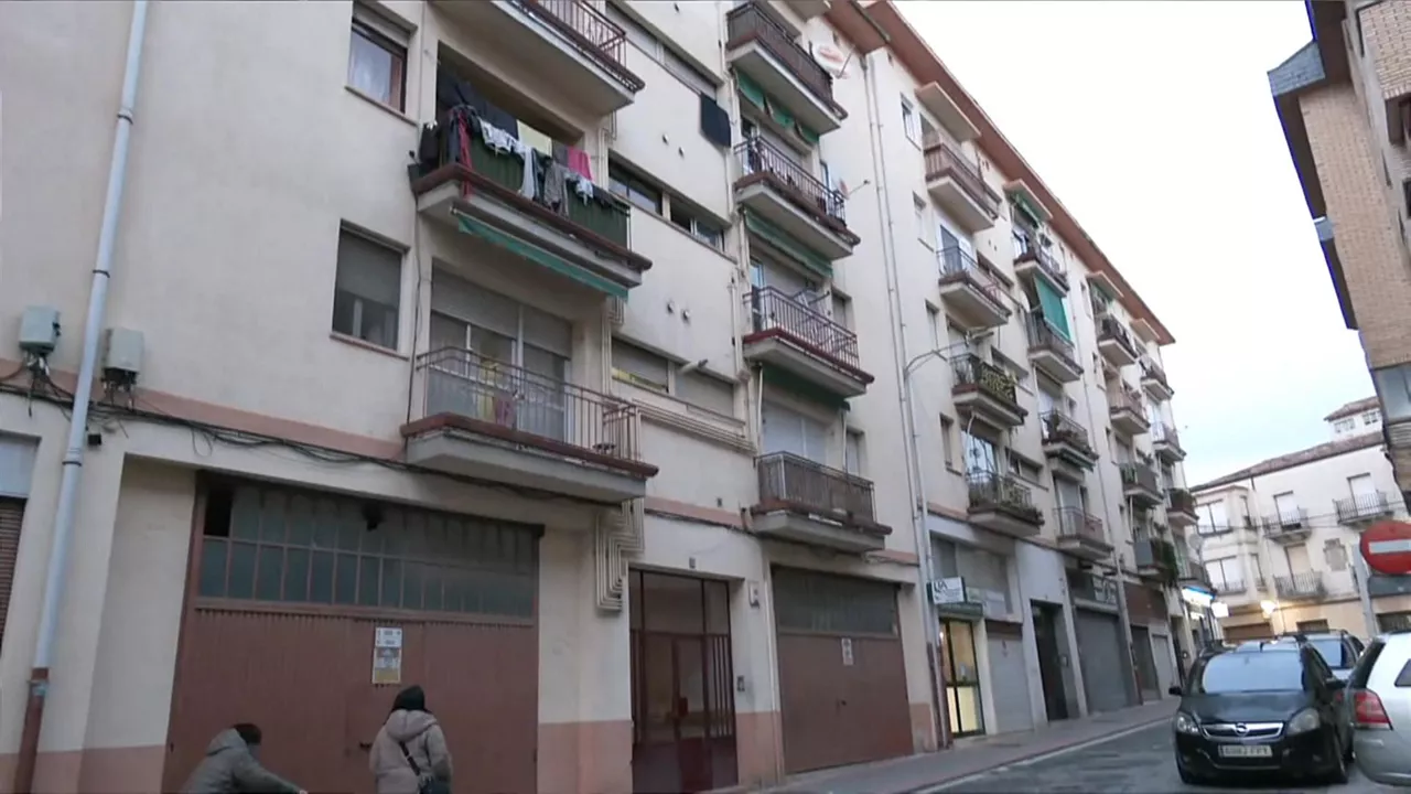 haurra 2. solairutik erori da