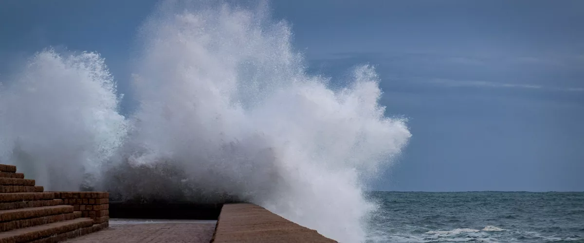 SAN SEBASTIÁN, 26/01/2026.- Vista del oleaje este lunes San Sebastián, donde el Ayuntamiento mantiene cerrados todos los paseos marítimos y los principales parques de la ciudad por la alerta naranja por riesgo de impacto de olas. EFE/Javier Etxezarreta
