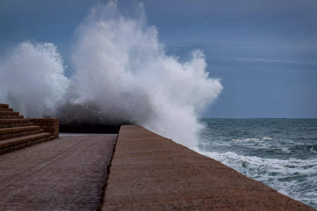 SAN SEBASTIÁN, 26/01/2026.- Vista del oleaje este lunes San Sebastián, donde el Ayuntamiento mantiene cerrados todos los paseos marítimos y los principales parques de la ciudad por la alerta naranja por riesgo de impacto de olas. EFE/Javier Etxezarreta
