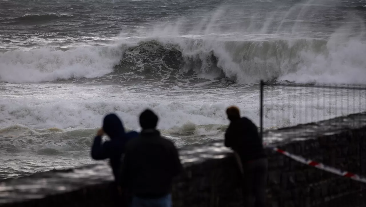 FOTODELDÍA - SAN SEBASTIÁN, 25/01/2026.- Vista del oleaje este domingo en el espigón de La Zurriola de San Sebastián. El Ayuntamiento de San Sebastián tiene cerrados este domingo todos los paseos marítimos y los principales parques de la ciudad, además del cementerio municipal de Polloe, como medida de precaución ante los avisos y alertas meteorológicas por viento e impacto de oleaje. EFE/Javier Etxezarreta
