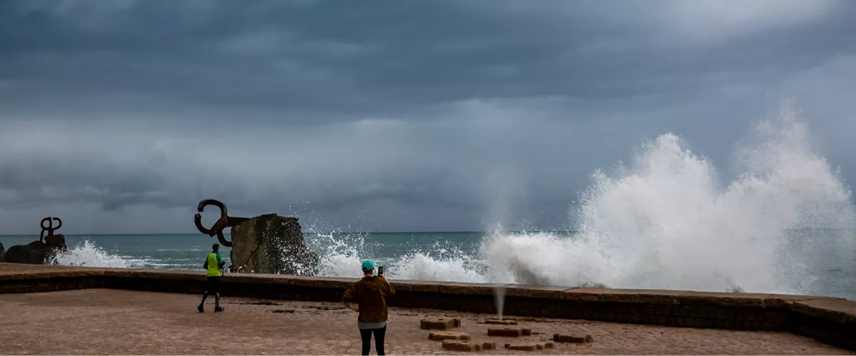 SAN SEBASTIÁN, 27/01/2026.- Vista del Peine del Viento en San Sebastián a primera hora de este martes. Los cielos en el País Vasco se presentan hoy muy nubosos con chubascos, sobre todo por la tarde noche, la cota de nieve bajará hasta los mil metros, las temperaturas no cambiarán y el viento soplará del suroeste a primeras horas, con rachas fuertes y alguna muy fuerte, y del oeste o noroeste el resto del día.EFE/Javier Etxezarreta

