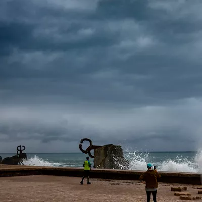 SAN SEBASTIÁN, 27/01/2026.- Vista del Peine del Viento en San Sebastián a primera hora de este martes. Los cielos en el País Vasco se presentan hoy muy nubosos con chubascos, sobre todo por la tarde noche, la cota de nieve bajará hasta los mil metros, las temperaturas no cambiarán y el viento soplará del suroeste a primeras horas, con rachas fuertes y alguna muy fuerte, y del oeste o noroeste el resto del día.EFE/Javier Etxezarreta
