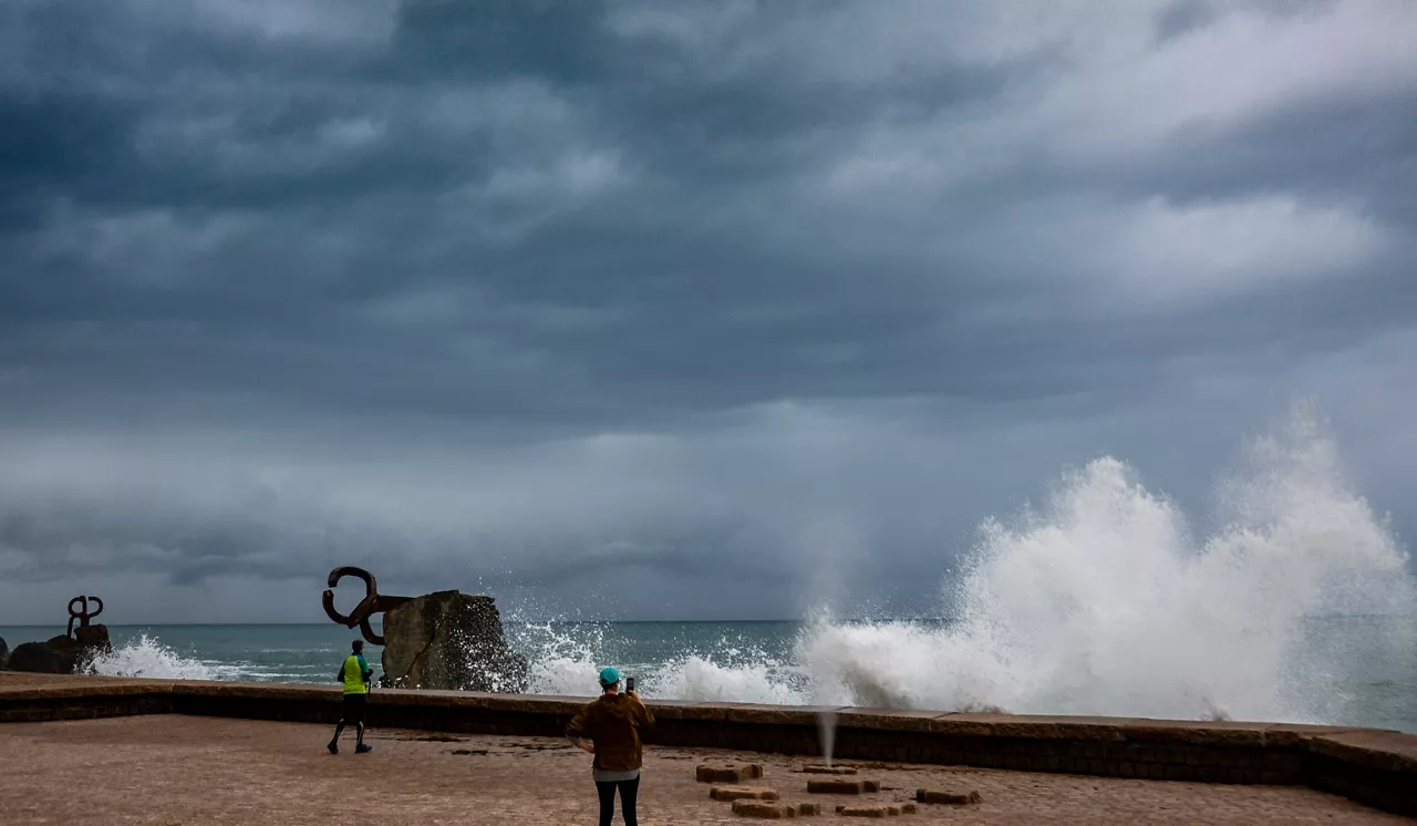 SAN SEBASTIÁN, 27/01/2026.- Vista del Peine del Viento en San Sebastián a primera hora de este martes. Los cielos en el País Vasco se presentan hoy muy nubosos con chubascos, sobre todo por la tarde noche, la cota de nieve bajará hasta los mil metros, las temperaturas no cambiarán y el viento soplará del suroeste a primeras horas, con rachas fuertes y alguna muy fuerte, y del oeste o noroeste el resto del día.EFE/Javier Etxezarreta

