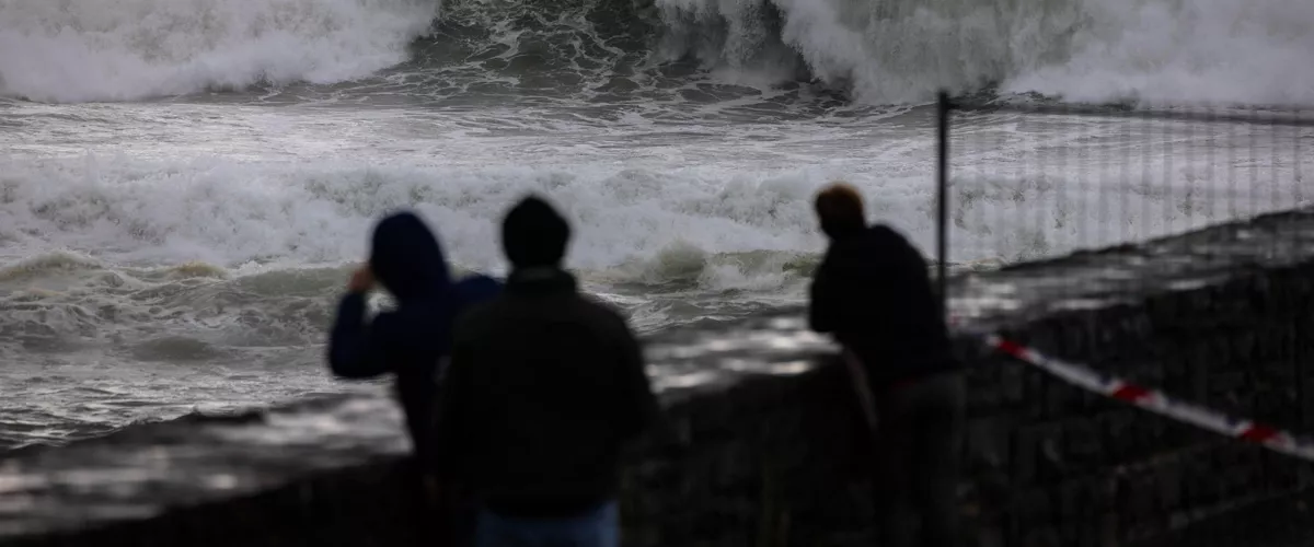 SAN SEBASTIÁN, 25/01/2026.- Vista del oleaje este domingo en el espigón de La Zurriola de San Sebastián. El Ayuntamiento de San Sebastián tiene cerrados este domingo todos los paseos marítimos y los principales parques de la ciudad, además del cementerio municipal de Polloe, como medida de precaución ante los avisos y alertas meteorológicas por viento e impacto de oleaje. EFE/Javier Etxezarreta
