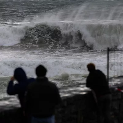 SAN SEBASTIÁN, 25/01/2026.- Vista del oleaje este domingo en el espigón de La Zurriola de San Sebastián. El Ayuntamiento de San Sebastián tiene cerrados este domingo todos los paseos marítimos y los principales parques de la ciudad, además del cementerio municipal de Polloe, como medida de precaución ante los avisos y alertas meteorológicas por viento e impacto de oleaje. EFE/Javier Etxezarreta
