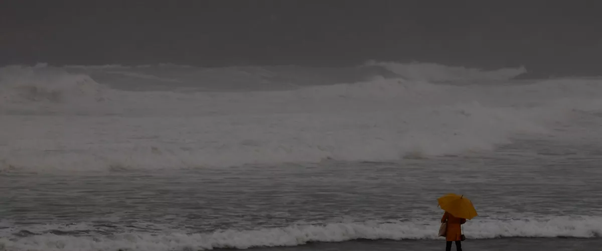 GRAFCAV7362. SAN SEBASTIÁN (ESPAÑA), 03/12/2025.- Los cielos en el País Vasco se presentan este miércoles nubosos con chubascos, especialmente en el litoral, donde podrán ser tormentosos, la cota de nieve subirá desde los 1.000 hasta los 1.200 metros, las temperaturas descenderán y el viento soplará del oeste, con rachas fuertes en zonas expuestas. El estado de la mar, en el Cantábrico hasta las veinte millas, será de marejada a fuerte marejada, la mar de fondo del noroeste levantará olas en torno a 3 o 3,5 metros de altura y el viento soplará del oeste, fuerza 4 a 5. EFE/Juan Herrero.
