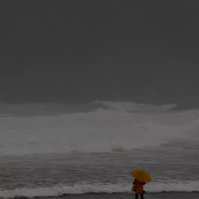 GRAFCAV7362. SAN SEBASTIÁN (ESPAÑA), 03/12/2025.- Los cielos en el País Vasco se presentan este miércoles nubosos con chubascos, especialmente en el litoral, donde podrán ser tormentosos, la cota de nieve subirá desde los 1.000 hasta los 1.200 metros, las temperaturas descenderán y el viento soplará del oeste, con rachas fuertes en zonas expuestas. El estado de la mar, en el Cantábrico hasta las veinte millas, será de marejada a fuerte marejada, la mar de fondo del noroeste levantará olas en torno a 3 o 3,5 metros de altura y el viento soplará del oeste, fuerza 4 a 5. EFE/Juan Herrero.
