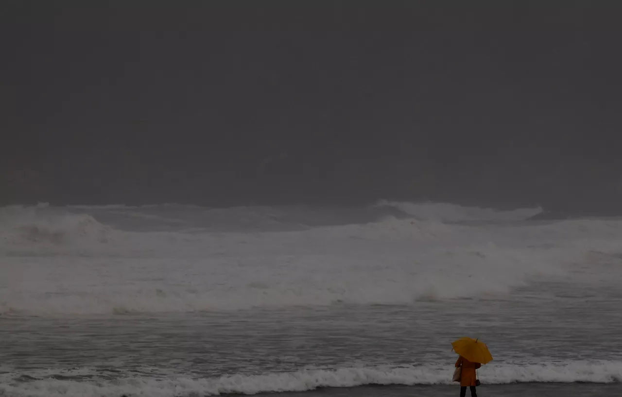 GRAFCAV7362. SAN SEBASTIÁN (ESPAÑA), 03/12/2025.- Los cielos en el País Vasco se presentan este miércoles nubosos con chubascos, especialmente en el litoral, donde podrán ser tormentosos, la cota de nieve subirá desde los 1.000 hasta los 1.200 metros, las temperaturas descenderán y el viento soplará del oeste, con rachas fuertes en zonas expuestas. El estado de la mar, en el Cantábrico hasta las veinte millas, será de marejada a fuerte marejada, la mar de fondo del noroeste levantará olas en torno a 3 o 3,5 metros de altura y el viento soplará del oeste, fuerza 4 a 5. EFE/Juan Herrero.
