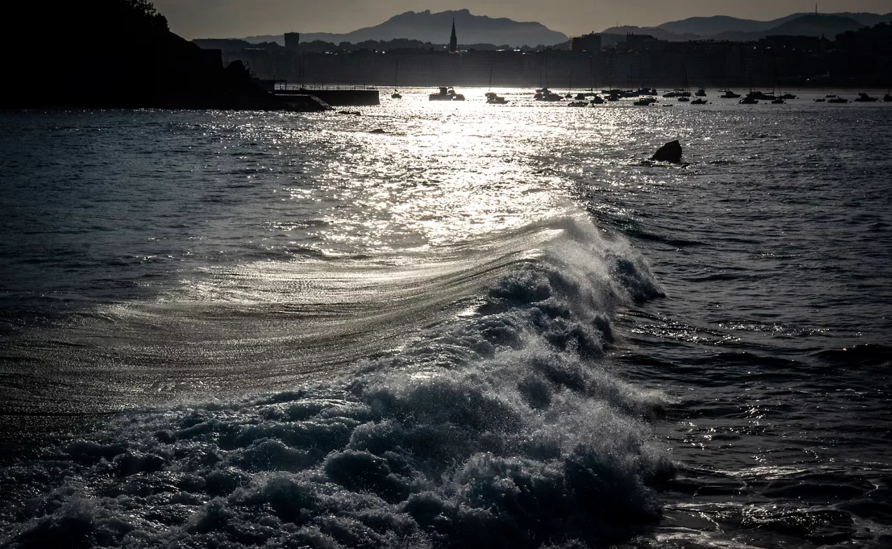 SAN SEBASTIÁN, 17/09/2025.- Vista del amanecer este miércoles en San Sebastián. Los cielos del País Vasco se presentan hoy poco nubosos, las temperaturas mínimas descenderán ligera a moderadamente y las máximas ascenderán moderada a notablemente y el viento soplará flojo a moderado del sur.EFE/Javier Etxezarreta
