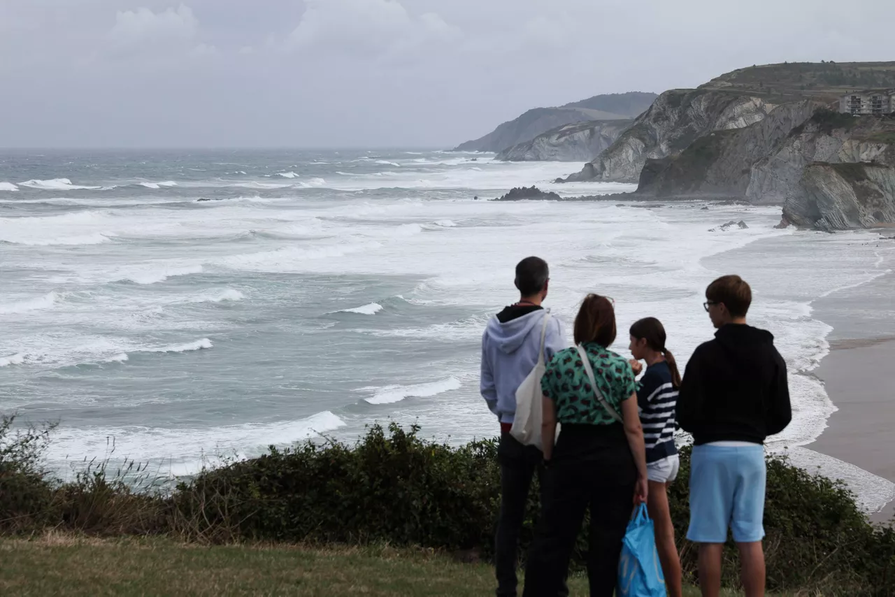 GRAFCAV2023. SOPELANA (BIZKAIA), 29/08/2025.-Mar de fondo y ola de más tres metros en la costa cantábrica este viernes con bandera roja por riesgo marítimo. El último fin de semana de agosto dejará tiempo inestable en el norte peninsular, con precipitaciones en esa zona y en Baleares por la entrada de varios frentes, mientras que en el resto del territorio las temperaturas ascenderán antes de la llegada de otro frente el domingo por el oeste, que causará un descenso de valores hasta el lunes y altibajos el resto de la semana. EFE/Luis Tejido
