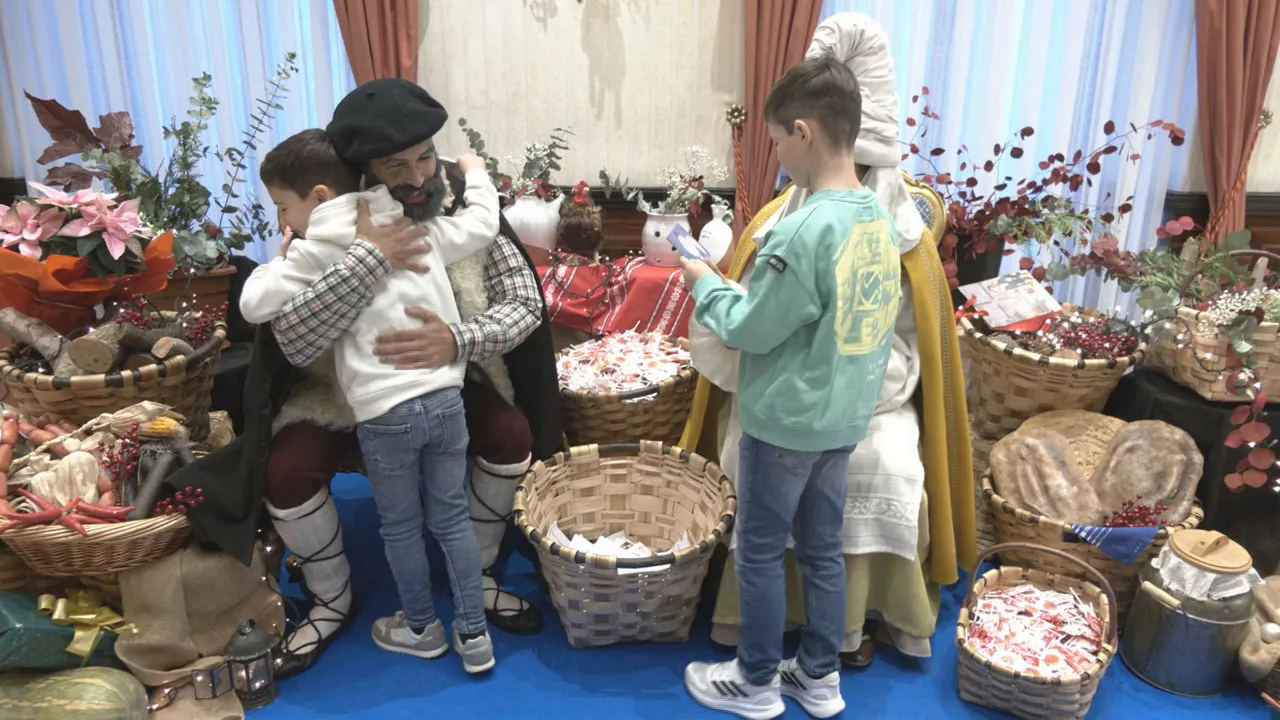 Olentzero eta Mari Domingi Gasteizko udaletxean