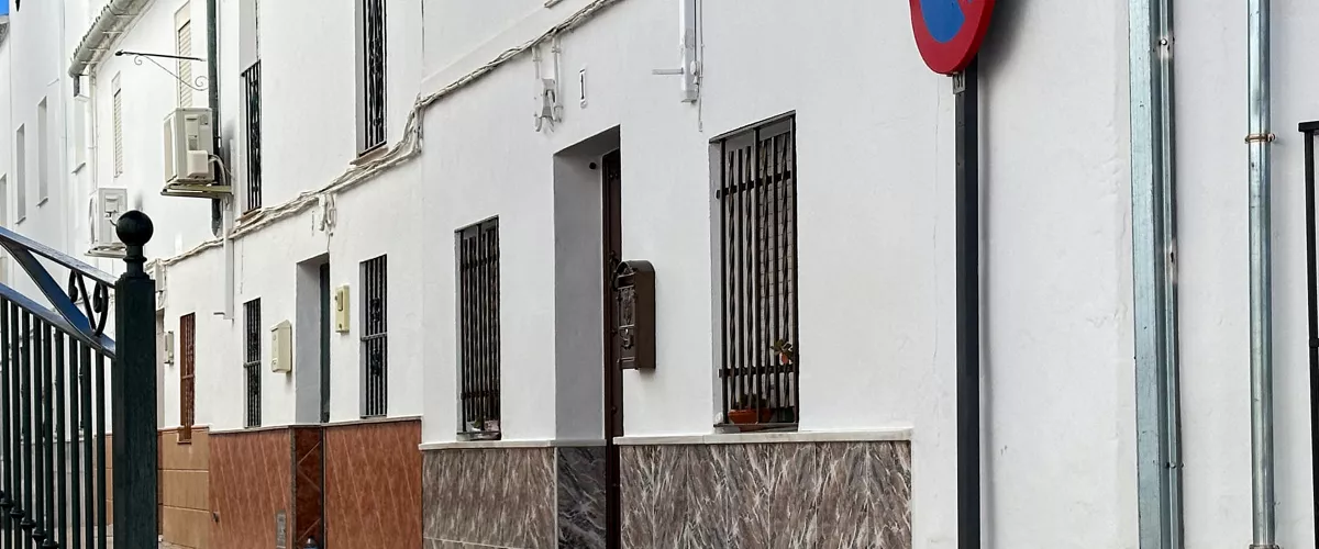El hombre de 60 años que esta madrugada ha sido detenido tras matar presuntamente a su mujer en la casa en la que ambos convivían, en Olvera (Cádiz), alertó a su hija de lo sucedido, según han indicado a EFE fuentes próximas a la investigación.
