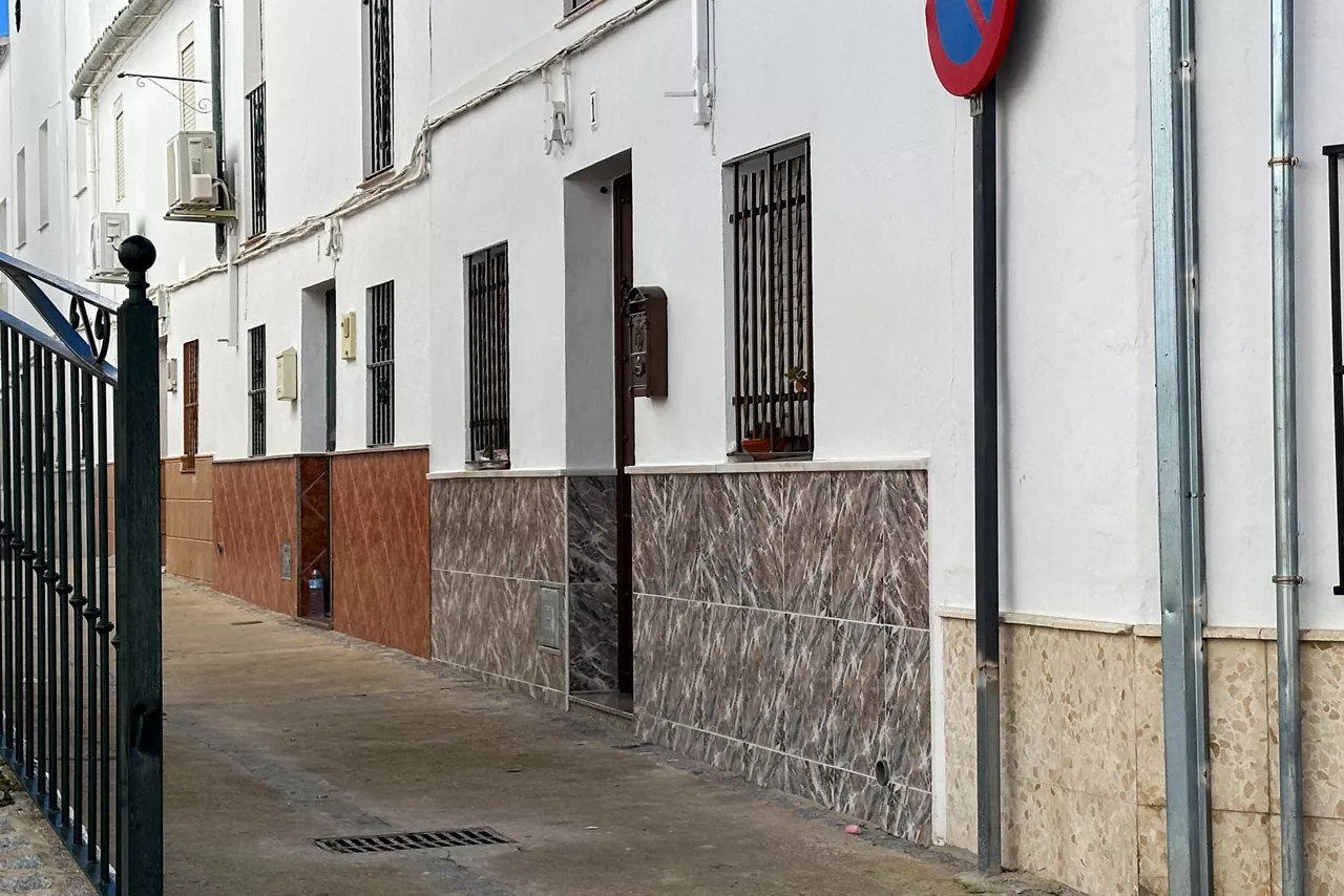 El hombre de 60 años que esta madrugada ha sido detenido tras matar presuntamente a su mujer en la casa en la que ambos convivían, en Olvera (Cádiz), alertó a su hija de lo sucedido, según han indicado a EFE fuentes próximas a la investigación.