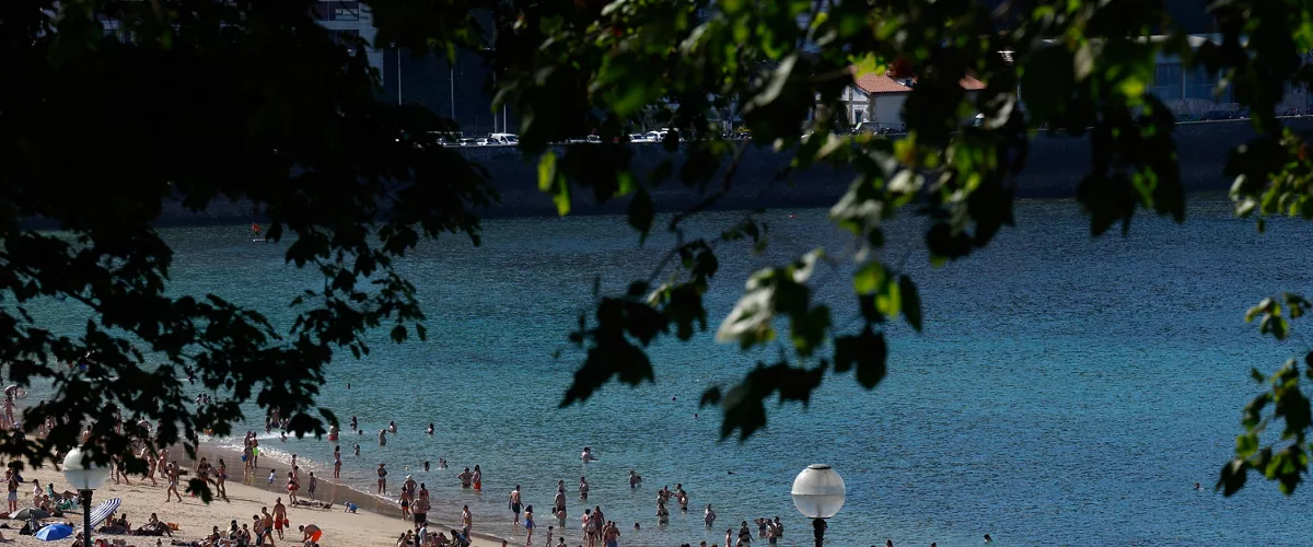 GRAFCAV3938. SAN SEBASTIÁN (ESPAÑA), 25/05/2026.- Un hombre observa desde la sombra la playa de Ondarreta de San Sebastián. El episodio de calor sofocante que sacude al país se disparará aún más esta semana con un repunte de temperaturas a partir del miércoles en la mayor parte de la península: donde habrá noches "tropicales en muchos puntos", con mínimas que no bajarán de 20 grados. EFE/Juan Herrero
