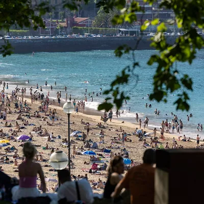 SAN SEBASTIÁN, 21/05/2026.- Vista de la playa de Ondarreta de San Sebastián, donde este jueves se han superado los 30º. Los cielos en el País Vasco estarán este viernes poco nubosos, los vientos serán flojos a moderados del sursureste, las temperaturas mínimas iniciarán un moderado ascenso y las máximas no variarán.EFE/Javier Etxezarreta
