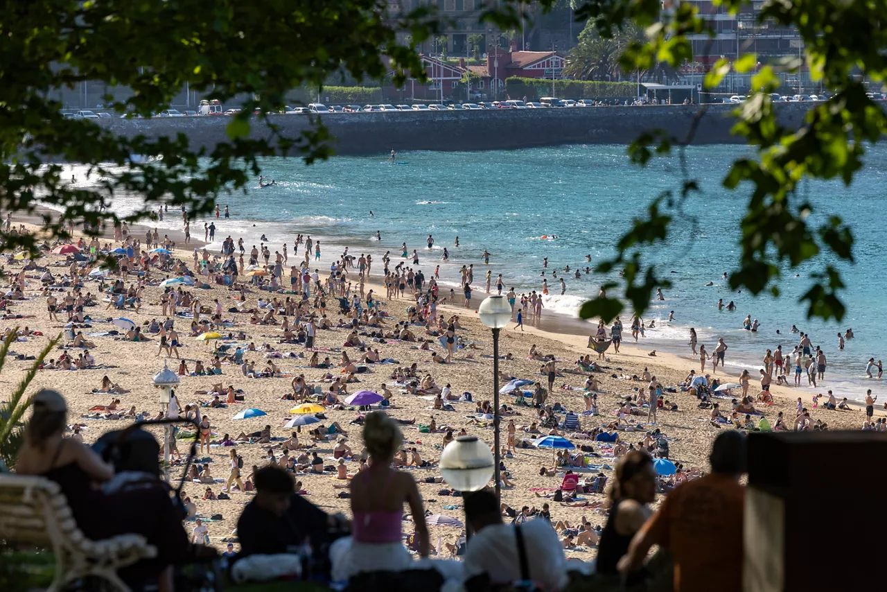 SAN SEBASTIÁN, 21/05/2026.- Vista de la playa de Ondarreta de San Sebastián, donde este jueves se han superado los 30º. Los cielos en el País Vasco estarán este viernes poco nubosos, los vientos serán flojos a moderados del sursureste, las temperaturas mínimas iniciarán un moderado ascenso y las máximas no variarán.EFE/Javier Etxezarreta
