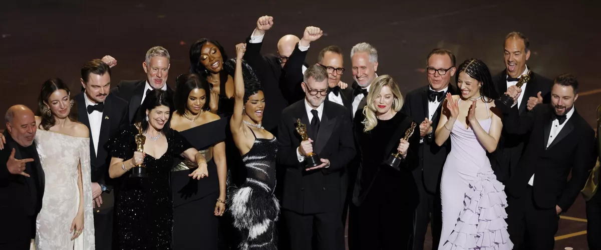 Paul Thomas Anderson eta Sara Murphy ekoizlea film onenaren Oscar saria ospatzen. 
