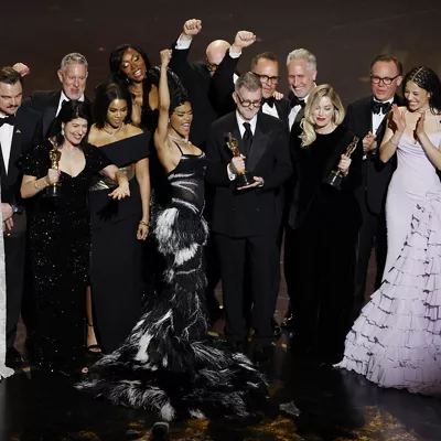 Paul Thomas Anderson eta Sara Murphy ekoizlea film onenaren Oscar saria ospatzen. 
