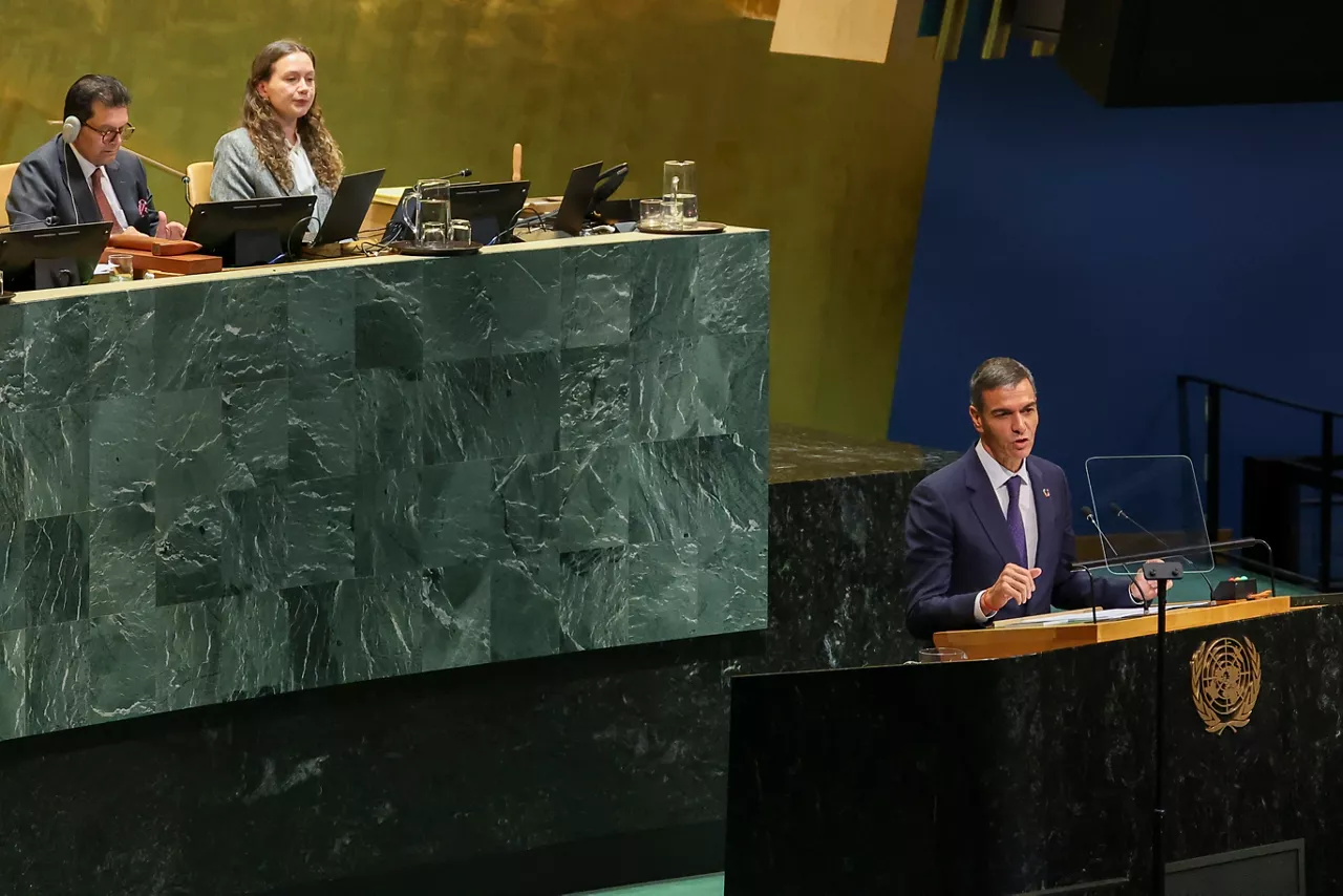 NEW YORK (United States), 23/09/2026.- Prime Minister of Spain Pedro Sánchez (R) speaks during the General Debate of the 81st session of the United Nations General Assembly at United Nations Headquarters in New York, New York, USA, 23 September 2026. (España, Nueva York) EFE/EPA/SARAH YENESEL
