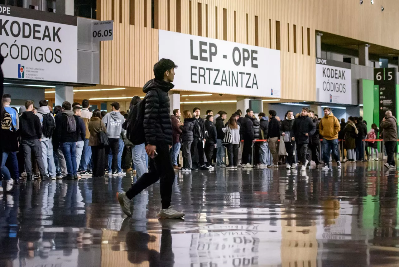 BARAKALDO  (BIKZAIA), 07/02/2026.- Aspirantes de la OPE de la 35ª promoción de la Ertzaintza, antes de entrar a la primera prueba, este sábado en el BEC de Barakaldo (Bizkaia). EFE/Javier Zorrilla
