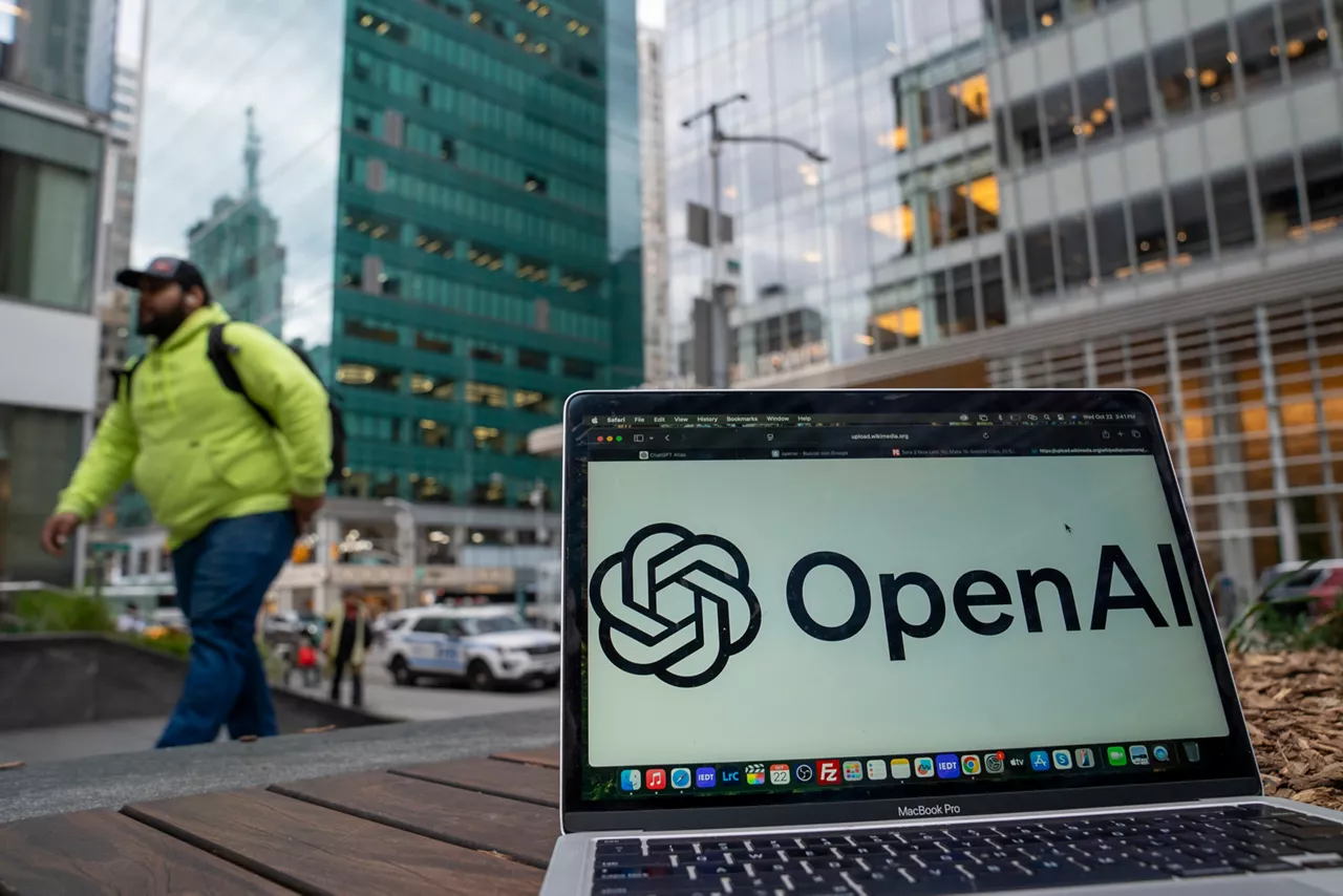 AME601. BOGOTÁ (COLOMBIA), 09/11/2025.- Fotografía de archivo del 22 de octubre de 2025 que muestra un computador con el logo de OpenAI en Nueva York (Estados Unidos). La amenaza de la inteligencia artificial (IA) generativa como una ola de reemplazo masivo de puestos de trabajo ya es una realidad. Miles de empleados de gigantes tecnológicos como Amazon o Meta han visto como el desarrollo de esta herramienta ha acabado absorbiendo tareas que hasta hace unos años era inconcebible que no fueran ejecutadas por humanos. EFE/ Angel Colmenares/ARCHIVO
