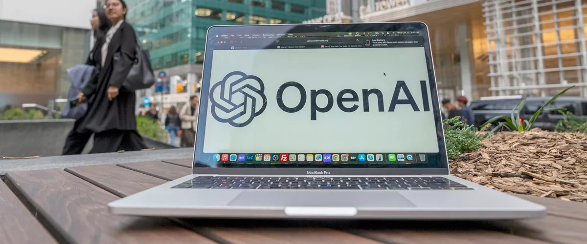 AME598. BOGOTÁ (COLOMBIA), 27/02/2026.- Fotografía de archivo del 22 de octubre de 2025 que muestra un computador con el logo de la empresa OpenAI en su pantalla en Nueva York (EE.UU.). OpenAI, la empresa detrás del chatbot de inteligencia artificial (IA) ChatGPT, anunció este viernes una ronda de financiación histórica por 110.000 millones de dólares, una inversión liderada por Amazon, SoftBank y NVIDIA que eleva la valoración prefinanciación de la compañía a 730.000 millones de dólares y la consolida como uno de los gigantes tecnológicos más valiosos del mundo. EFE/ Angel Colmenares ARCHIVO
