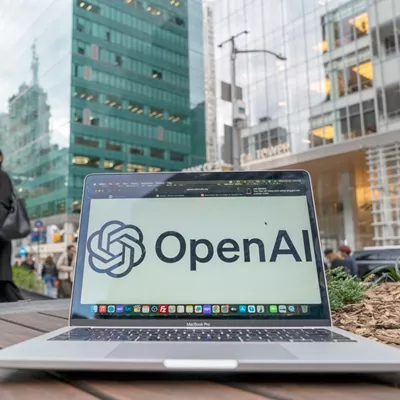 AME598. BOGOTÁ (COLOMBIA), 27/02/2026.- Fotografía de archivo del 22 de octubre de 2025 que muestra un computador con el logo de la empresa OpenAI en su pantalla en Nueva York (EE.UU.). OpenAI, la empresa detrás del chatbot de inteligencia artificial (IA) ChatGPT, anunció este viernes una ronda de financiación histórica por 110.000 millones de dólares, una inversión liderada por Amazon, SoftBank y NVIDIA que eleva la valoración prefinanciación de la compañía a 730.000 millones de dólares y la consolida como uno de los gigantes tecnológicos más valiosos del mundo. EFE/ Angel Colmenares ARCHIVO
