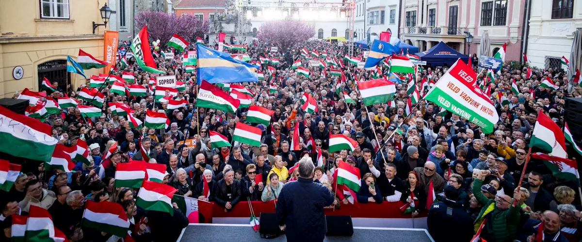Sopron (Hungary), 08/04/2026.- A handout photo made available by Hungarian PM's General Department of Communication shows Hungarian Prime Minister and Fidesz party leader Viktor Orban (C) addressing supporters during a campaign rally in Sopron, Hungary, 08 April 2026. Hungary will hold parliamentary elections on 12 April 2026. (Elecciones, Hungría) EFE/EPA/AKOS KAISER/HUNGARIAN PM GENERAL DEPARTMENT OF COMMUNICATION HUNGARY OUTHANDOUT EDITORIAL USE ONLY/NO SALES

