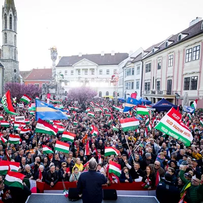 Sopron (Hungary), 08/04/2026.- A handout photo made available by Hungarian PM's General Department of Communication shows Hungarian Prime Minister and Fidesz party leader Viktor Orban (C) addressing supporters during a campaign rally in Sopron, Hungary, 08 April 2026. Hungary will hold parliamentary elections on 12 April 2026. (Elecciones, Hungría) EFE/EPA/AKOS KAISER/HUNGARIAN PM GENERAL DEPARTMENT OF COMMUNICATION HUNGARY OUTHANDOUT EDITORIAL USE ONLY/NO SALES
