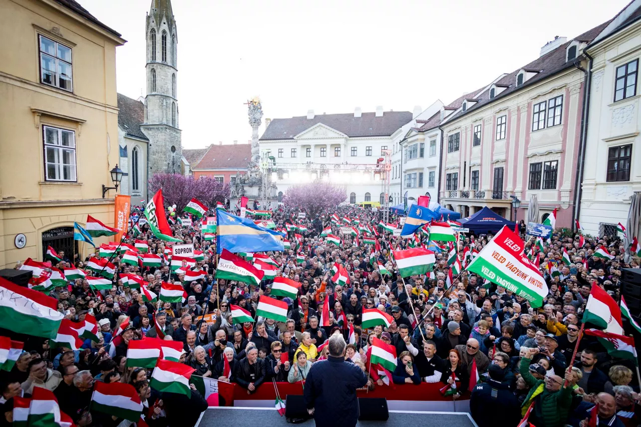 Sopron (Hungary), 08/04/2026.- A handout photo made available by Hungarian PM's General Department of Communication shows Hungarian Prime Minister and Fidesz party leader Viktor Orban (C) addressing supporters during a campaign rally in Sopron, Hungary, 08 April 2026. Hungary will hold parliamentary elections on 12 April 2026. (Elecciones, Hungría) EFE/EPA/AKOS KAISER/HUNGARIAN PM GENERAL DEPARTMENT OF COMMUNICATION HUNGARY OUTHANDOUT EDITORIAL USE ONLY/NO SALES
