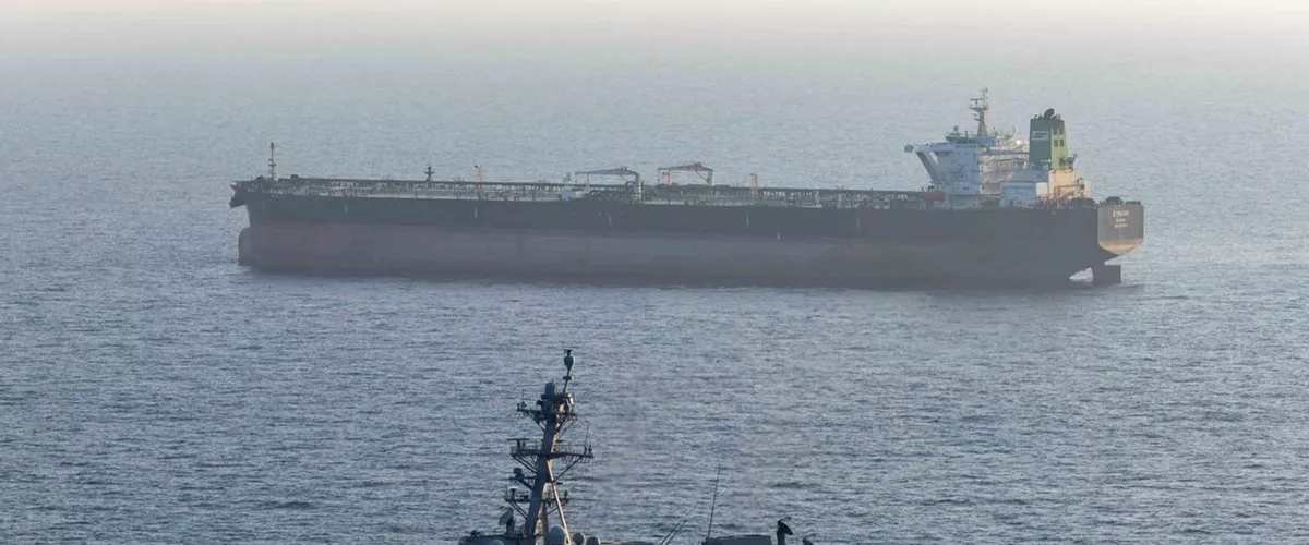 ORMUZ, 28/04/2026.- El destructor de misiles guiados USS Rafael Peralta (DDG 115) hace cumplir el bloqueo estadounidense de los puertos iraníes contra el M/T Stream después de que intentara navegar hacia un puerto iraní, el pasado 26 de abril. Emiratos Árabes Unidos (EAU) anunció este martes su retirada de la Organización de Países Exportadores de Petróleo (OPEP) y la alianza OPEP+ a partir del próximo 1 de mayo por las "perturbaciones en el golfo Pérsico y el estrecho de Ormuz", informó la agencia de noticias oficial emiratí WAM. EFE/ CENTCOM - SOLO USO EDITORIAL/SOLO DISPONIBLE PARA ILUSTRAR LA NOTICIA QUE ACOMPAÑA (CRÉDITO OBLIGATORIO) -

