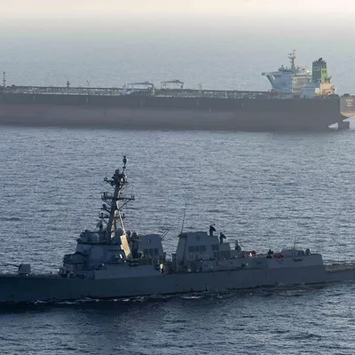 ORMUZ, 28/04/2026.- El destructor de misiles guiados USS Rafael Peralta (DDG 115) hace cumplir el bloqueo estadounidense de los puertos iraníes contra el M/T Stream después de que intentara navegar hacia un puerto iraní, el pasado 26 de abril. Emiratos Árabes Unidos (EAU) anunció este martes su retirada de la Organización de Países Exportadores de Petróleo (OPEP) y la alianza OPEP+ a partir del próximo 1 de mayo por las "perturbaciones en el golfo Pérsico y el estrecho de Ormuz", informó la agencia de noticias oficial emiratí WAM. EFE/ CENTCOM - SOLO USO EDITORIAL/SOLO DISPONIBLE PARA ILUSTRAR LA NOTICIA QUE ACOMPAÑA (CRÉDITO OBLIGATORIO) -
