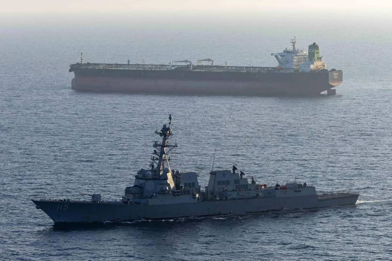 ORMUZ, 28/04/2026.- El destructor de misiles guiados USS Rafael Peralta (DDG 115) hace cumplir el bloqueo estadounidense de los puertos iraníes contra el M/T Stream después de que intentara navegar hacia un puerto iraní, el pasado 26 de abril. Emiratos Árabes Unidos (EAU) anunció este martes su retirada de la Organización de Países Exportadores de Petróleo (OPEP) y la alianza OPEP+ a partir del próximo 1 de mayo por las "perturbaciones en el golfo Pérsico y el estrecho de Ormuz", informó la agencia de noticias oficial emiratí WAM. EFE/ CENTCOM - SOLO USO EDITORIAL/SOLO DISPONIBLE PARA ILUSTRAR LA NOTICIA QUE ACOMPAÑA (CRÉDITO OBLIGATORIO) -
