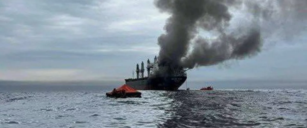 ORMUZ, 11/03/2026.- La agencia de Operaciones Comerciales Marítimas de Reino Unido (UKMTO, en inglés) ha informado de que tres barcos han sido alcanzados en las últimas horas por proyectiles cerca del estrecho de Ormuz y en la propia vía, clave para el transporte energético. En paralelo, la Armada Real de Tailandia dijo haber recibido un informe sobre un ataque en el estrecho de Ormuz a un granelero de bandera tailandesa propiedad de la naviera Precious Shipping Public (en la imagen), que quedó en llamas y, según medios, se hallaba a unas 11 millas náuticas al norte de Omán, lo que coincide con el segundo incidente reportado por UKMTO. La Marina Real de Omán ha rescatado a 20 tripulantes y continúa labores para asistir a otros tres, difundieron las fuerzas tailandesas en redes sociales. EFE/ Tasnim news agency  - SOLO USO EDITORIAL/SOLO DISPONIBLE PARA ILUSTRAR LA NOTICIA QUE ACOMPAÑA (CRÉDITO OBLIGATORIO) -
