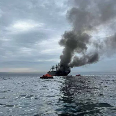 ORMUZ, 11/03/2026.- La agencia de Operaciones Comerciales Marítimas de Reino Unido (UKMTO, en inglés) ha informado de que tres barcos han sido alcanzados en las últimas horas por proyectiles cerca del estrecho de Ormuz y en la propia vía, clave para el transporte energético. En paralelo, la Armada Real de Tailandia dijo haber recibido un informe sobre un ataque en el estrecho de Ormuz a un granelero de bandera tailandesa propiedad de la naviera Precious Shipping Public (en la imagen), que quedó en llamas y, según medios, se hallaba a unas 11 millas náuticas al norte de Omán, lo que coincide con el segundo incidente reportado por UKMTO. La Marina Real de Omán ha rescatado a 20 tripulantes y continúa labores para asistir a otros tres, difundieron las fuerzas tailandesas en redes sociales. EFE/ Tasnim news agency  - SOLO USO EDITORIAL/SOLO DISPONIBLE PARA ILUSTRAR LA NOTICIA QUE ACOMPAÑA (CRÉDITO OBLIGATORIO) -
