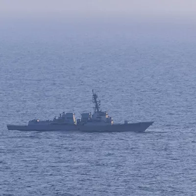 USA9897. ESTRECHO DE ORMUZ, 15/04/2026.- Fotografía cedida por el Comando Central de Estados Unidos (Centcom) del destructor de misiles guiados USS Spruance (DDG 111) estadounidense durante el bloqueo a barcos iraníes este miércoles, en el estrecho de Ormuz. EFE/ Centcom  /SOLO USO EDITORIAL/NO VENTAS/ SOLO DISPONIBLE PARA ILUSTRAR LA NOTICIA QUE ACOMPAÑA (CRÉDITO OBLIGATORIO)
