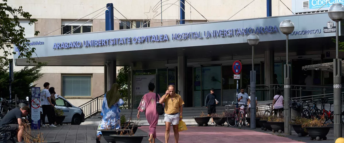 VITORIA (ESPAÑA), 20/07/2026.- Hospital Universitario de Araba (HUA) este lunes, donde se reúne la mesa sectorial de la sanidad vasca en la que Osakidetza lleva una propuesta de acuerdo para el colectivo médico, que abre la puerta a un nuevo modelo de guardias. EFE / L. Rico
