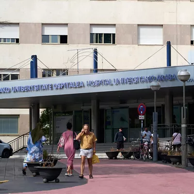 VITORIA (ESPAÑA), 20/07/2026.- Hospital Universitario de Araba (HUA) este lunes, donde se reúne la mesa sectorial de la sanidad vasca en la que Osakidetza lleva una propuesta de acuerdo para el colectivo médico, que abre la puerta a un nuevo modelo de guardias. EFE / L. Rico
