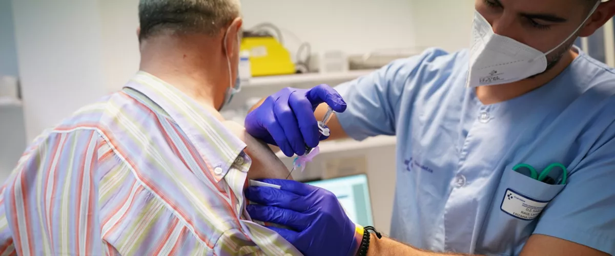 (Foto de ARCHIVO)

Una persona se vacuna de la gripe en el centro de Salud de Habana-Cuba, a 18 de octubre de 2021, en Vitoria, País Vasco, (España). El Servicio Vasco de Salud Osakidetza ofrece a mayores de 70 años con la segunda dosis de la vacuna contra la Covid-19 la posibilidad de inocularse la tercera dosis a la vez que reciban la vacunación contra la gripe, para la cual los colectivos vulnerables ya puede pedir cita desde hoy. A todas ellas, Osakidetza les administrará, si lo desean, una vacuna tetravalente, que aumenta su protección frente a las distintas cepas de la gripe. Osakidetza ha adquirido un total de 651.333 dosis, cantidad que se podrá aumentar hasta en un 20% en caso de que haya una mayor demanda.



Iñaki Berasaluce / Europa Press

18 OCTUBRE 2021;VACUNA;GRIPE;VITORIA;PERSONAS MAYORES;PERSONAS VULNERABLES;COVID-19

18/10/2021