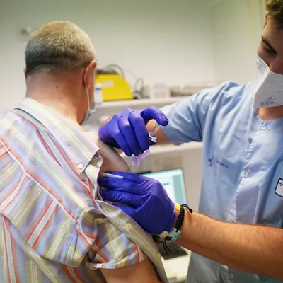 (Foto de ARCHIVO)

Una persona se vacuna de la gripe en el centro de Salud de Habana-Cuba, a 18 de octubre de 2021, en Vitoria, País Vasco, (España). El Servicio Vasco de Salud Osakidetza ofrece a mayores de 70 años con la segunda dosis de la vacuna contra la Covid-19 la posibilidad de inocularse la tercera dosis a la vez que reciban la vacunación contra la gripe, para la cual los colectivos vulnerables ya puede pedir cita desde hoy. A todas ellas, Osakidetza les administrará, si lo desean, una vacuna tetravalente, que aumenta su protección frente a las distintas cepas de la gripe. Osakidetza ha adquirido un total de 651.333 dosis, cantidad que se podrá aumentar hasta en un 20% en caso de que haya una mayor demanda.



Iñaki Berasaluce / Europa Press

18 OCTUBRE 2021;VACUNA;GRIPE;VITORIA;PERSONAS MAYORES;PERSONAS VULNERABLES;COVID-19

18/10/2021