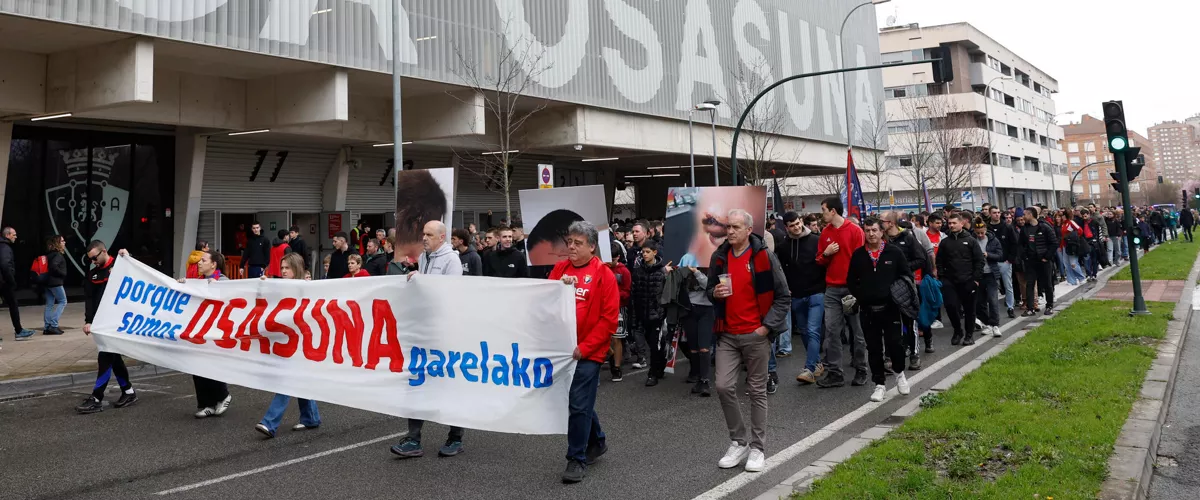 PAMPLONA, 07/03/2026.- Aficionados de Osasuna, en respuesta a una convocatoria del colectivo Sadar Bizirik, se han manifestado este sábado en Pamplona para denunciar las cargas policiales al término del encuentro disputado en el estadio de El Sadar contra el Real Madrid y exigir la dimisión o cese de la delegada del Gobierno, Alicia Echeverría. EFE/Jesús Duges
