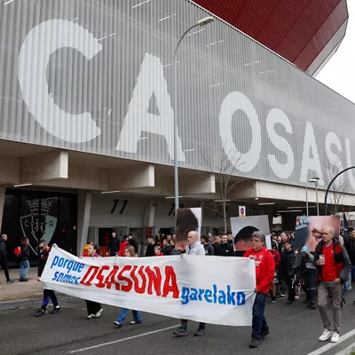 PAMPLONA, 07/03/2026.- Aficionados de Osasuna, en respuesta a una convocatoria del colectivo Sadar Bizirik, se han manifestado este sábado en Pamplona para denunciar las cargas policiales al término del encuentro disputado en el estadio de El Sadar contra el Real Madrid y exigir la dimisión o cese de la delegada del Gobierno, Alicia Echeverría. EFE/Jesús Duges
