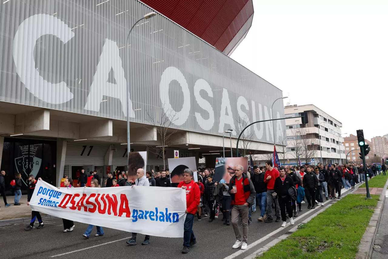 PAMPLONA, 07/03/2026.- Aficionados de Osasuna, en respuesta a una convocatoria del colectivo Sadar Bizirik, se han manifestado este sábado en Pamplona para denunciar las cargas policiales al término del encuentro disputado en el estadio de El Sadar contra el Real Madrid y exigir la dimisión o cese de la delegada del Gobierno, Alicia Echeverría. EFE/Jesús Duges
